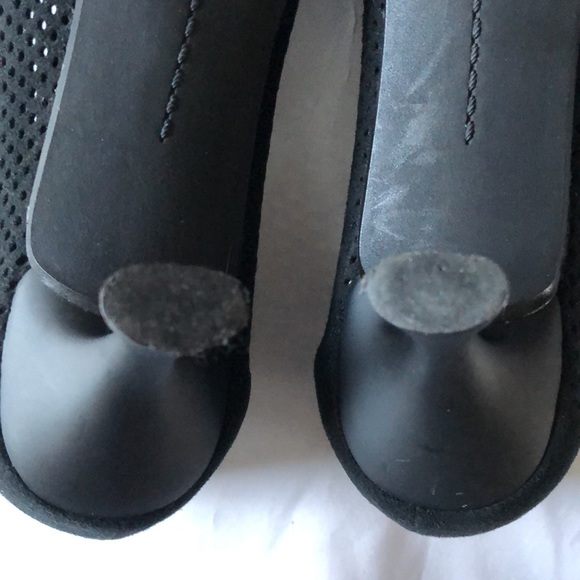 Women’s size 8M Stuart Weitzman black perforated pumps - Picture 6 of 14